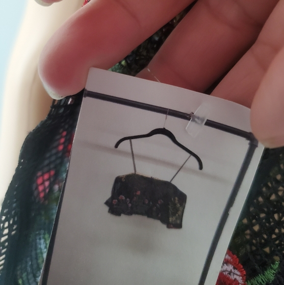 Vone Knit Embroidered Cropped Top Size Small NWT - Picture 12 of 13